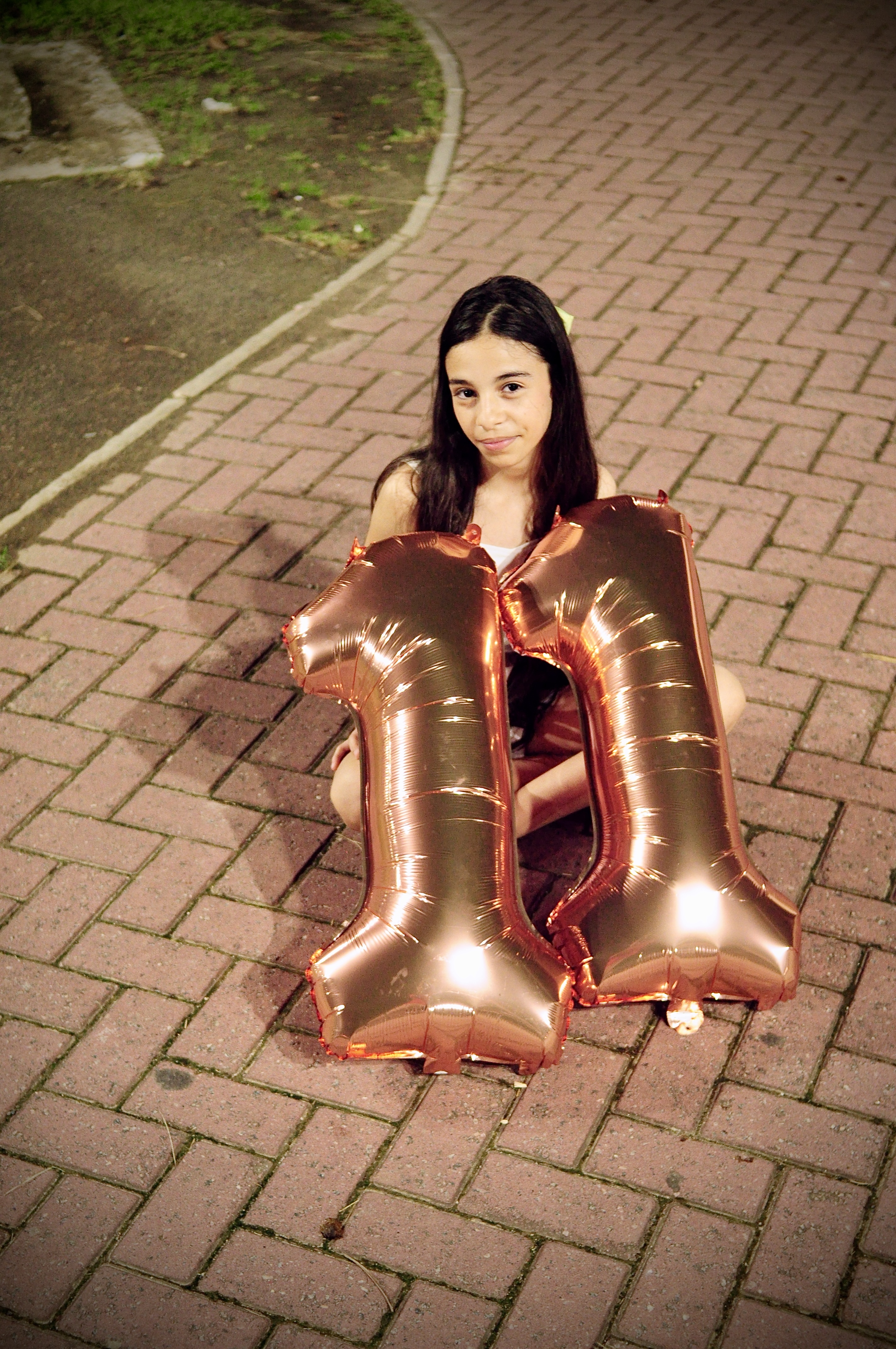 Festa de aniversário de 11 anos — menina com balões