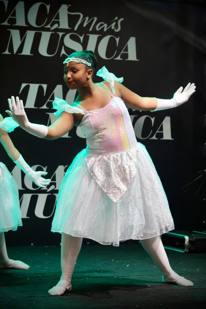 Espetáculo de dança — bailarina em tutu branco no palco